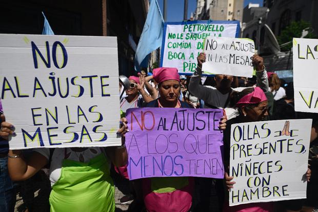 Women, members of community organizations, protest against Javier Mili's Megadegree and ask for support for soup kitchens.  (Photo: AFP)