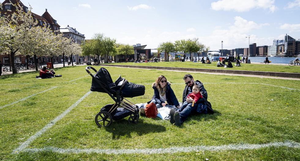 Una familia se siente en un área marcada en Islands Brygge, en Copenhague. Dichas áreas marcadas sirven para ayudar a los ciudadanos a mantener la distancia en medio de la pandemia del COVID-19. (Archivo/Ida Guldbaek Arentsen / Ritzau Scanpix / AFP)