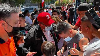 Se descontroló: los hinchas recibieron a los jugadores de la selección peruana en la concentración | FOTOS