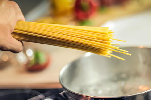 Que la pasta sea más difícil digerir la hace más saludable por distintas razones. (JÉSHOOTS|Pexels)