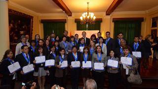 Miraflores: condecoraron a 81 experimentados profesores