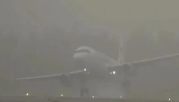 Por los fuertes vientos, un avión no pudo aterrizar en Neuquén, Argentina. (Captura de video).