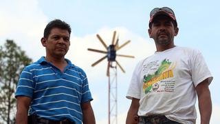 Los hombres que llevan la energía del viento a los más pobres