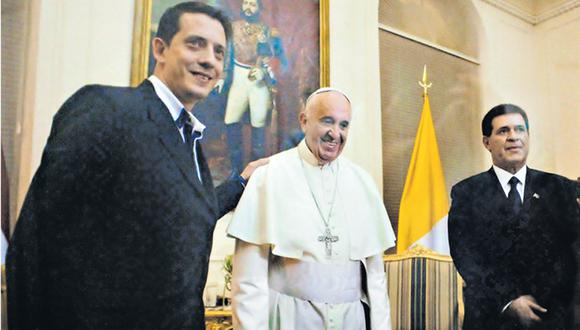 A mediados del 2015, José Ignacio Bergoglio viajó a Paraguay para ver a su tío, ya convertido en Papa. Al lado de ambos, el presidente de ese país, Horacio Cartes. (Archivo personal)
