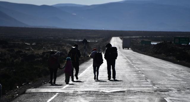 Centenares de familias parten a pie desde Arequipa a diferentes regiones del sur. (Foto: Cortesía - Diego Ramos)