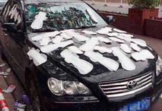 China: Acusó de infiel a novio y pegó toallas higiénicas al auto
