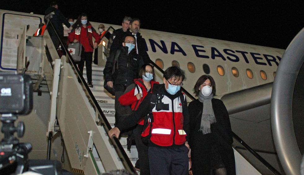 Una delegación de nueve expertos investigadores y médicos de China, que ha combatido la propagación del coronavirus en la ciudad de Wuhan, foco del brote, ha llegado este viernes a Italia para ayudar al país a superar esta emergencia por el COVID-19. (EFE).