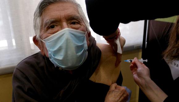 Un anciano recibe una tercera dosis de refuerzo de la vacuna Astrazeneca contra el coronavirus covid-19 en un centro de vacunación de Santiago de Chile, el 11 de agosto de 2021. (CLAUDIO REYES / AFP).