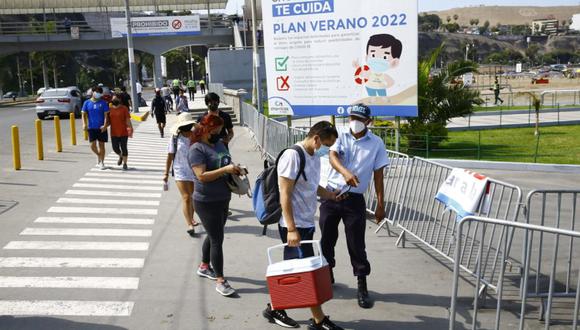 Veraneantes fueron invitados a salir de la playa por prevención. | Foto: Allen Quintana / @photo.gec