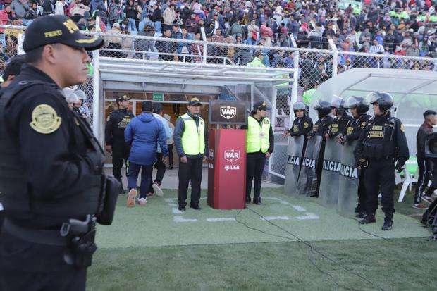 El VAR se hizo presente en el partido entre Alianza Lima y Cusco FC: el juez Joel Alarcón se apoyó en la tecnología para cobrar un penal a favor de los locales. (Foto: Jesús Saucedo / GEC)