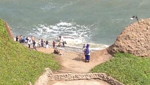 Costa Verde: camioneta cayó al mar tras chocar con auto