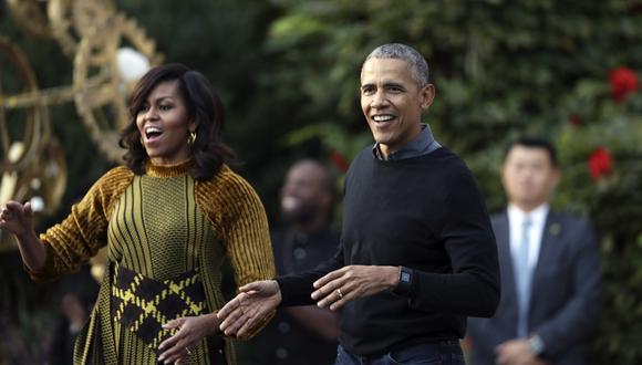Imagen del 2016 en la que se ve a Michelle y a Barack Obama. Ambos son autores con éxitos de venta. AP