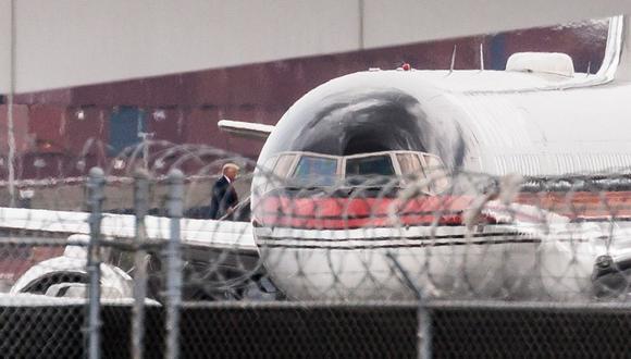 El expresidente estadounidense Donald J. Trump (centro) aborda su avión en el Aeropuerto Internacional Newark Liberty en ruta a Washington DC, en Newark, Nueva Jersey, EE. UU., el 3 de agosto de 2023 (Foto: EFE/EPA/JUSTIN LANE)