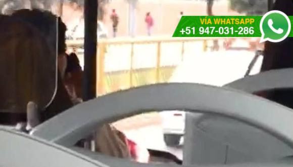 WhatsApp: conductor de bus expone así a pasajeros (VIDEO)