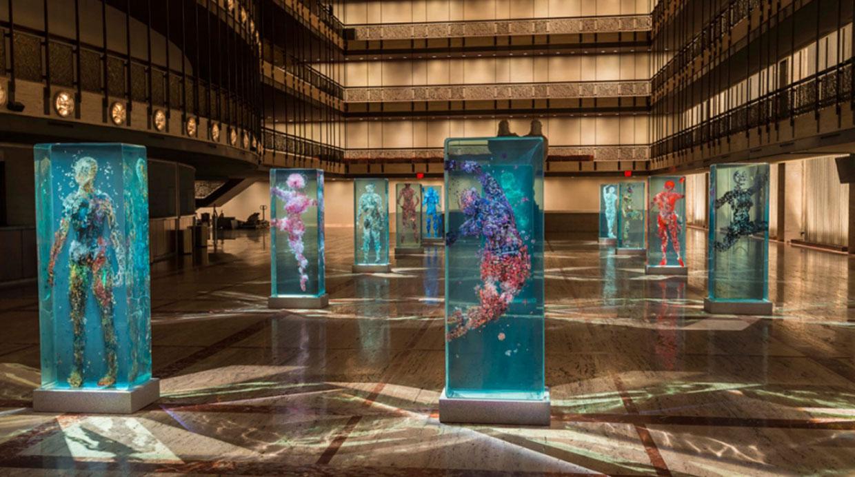 Dustin Yellin presenta esculturas de vidrio en 3D - 1