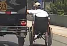 En silla de ruedas: este hombre se traslada así por avenida