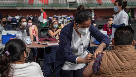 Un hombre recibe la tercera dosis de refuerzo de la Vacuna COVID-19, en la Sala de Armas en la Ciudad Deportiva en la Ciudad de México. (Foto: EFE/Isaac Esquivel).