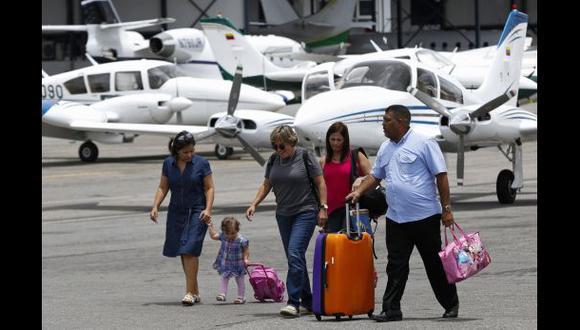Los más pudientes optan por viajar en avionetas. (Reuters).