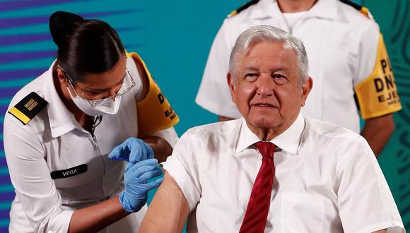 El presidente de México, Andrés Manuel López Obrad.or, recibe su segunda dosis de la vacuna contra la covid-19 durante su rueda de prensa matutina hoy, en el Palacio Nacional de la Ciudad de México. (Foto: EFE/ José Méndez)