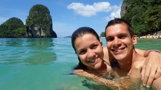 La pareja que decidió cancelar su boda de ensueño para viajar por todo el mundo