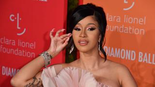 Cardi B intenta depilarse en casa y termina gritando en Instagram | VIDEO