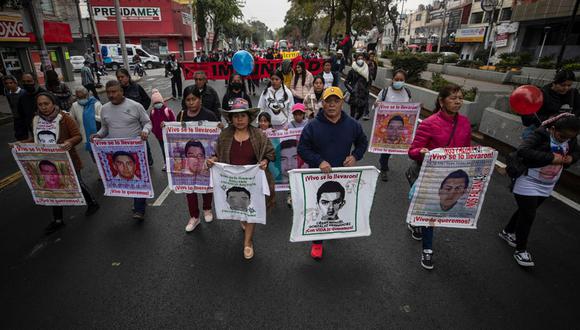 Familiares y amigos de los 43 estudiantes desaparecidos de Ayotzinapa realizaron una peregrinación a la Basílica de Guadalupe, en la Ciudad de México (México) | Foto: EFE/Isaac Esquivel