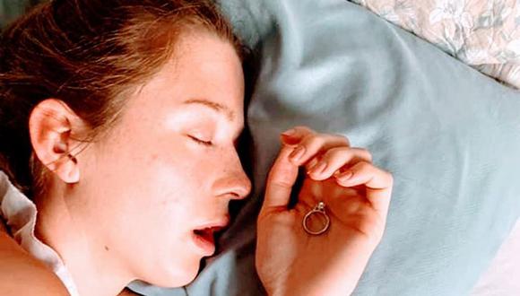 Dormida, con el anillo en su mano Fuente: Archivo - Crédito: Facebook Edi Okoro, vía La Nación/ GDA