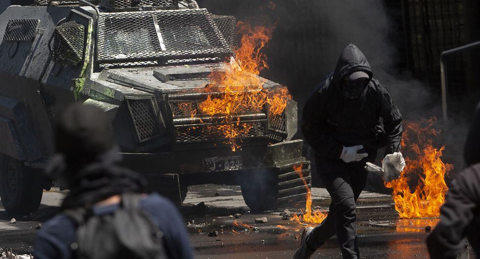 Manifestantes arrojan bombas molotov contra manifestantes. (Photo by CLAUDIO REYES / AFP).