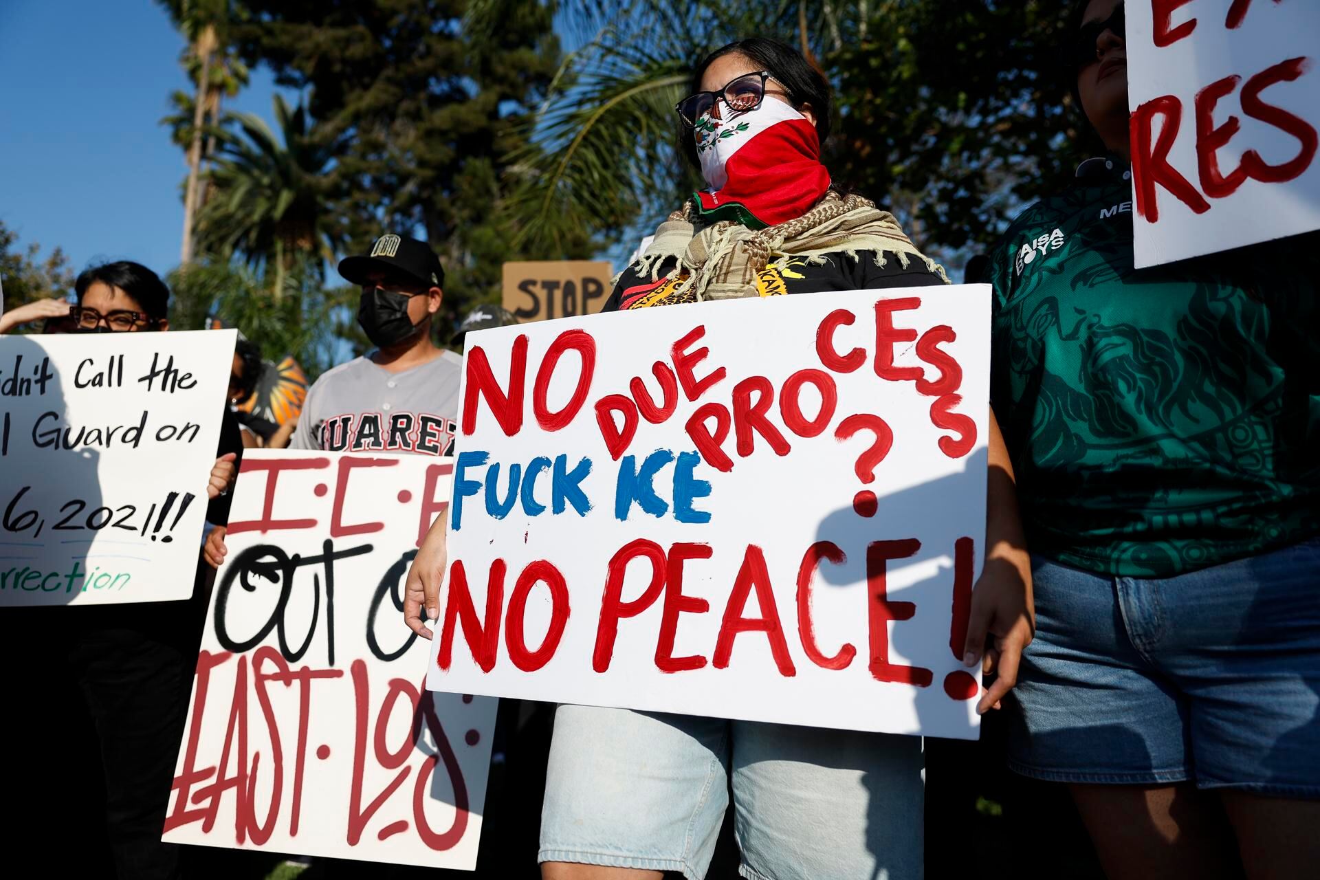 LOS ÁNGELES (EE.UU.), 12/06/2025.– Personas se congregan en una manifestación tras un incidente en el que agentes del ICE embistieron un automóvil para detener a un hombre en el vecindario de Boyle Heights, en Los Ángeles (California), el 11 de junio de 2025. El presidente de EE.UU., Donald Trump, ha ordenado el despliegue de 4.000 miembros de la Guardia Nacional, a pesar de no haber recibido una solicitud formal por parte del estado de California, en respuesta a las masivas protestas registradas en los últimos días contra las redadas migratorias en la zona de Los Ángeles. EFE/EPA/CAROLINE BREHMAN