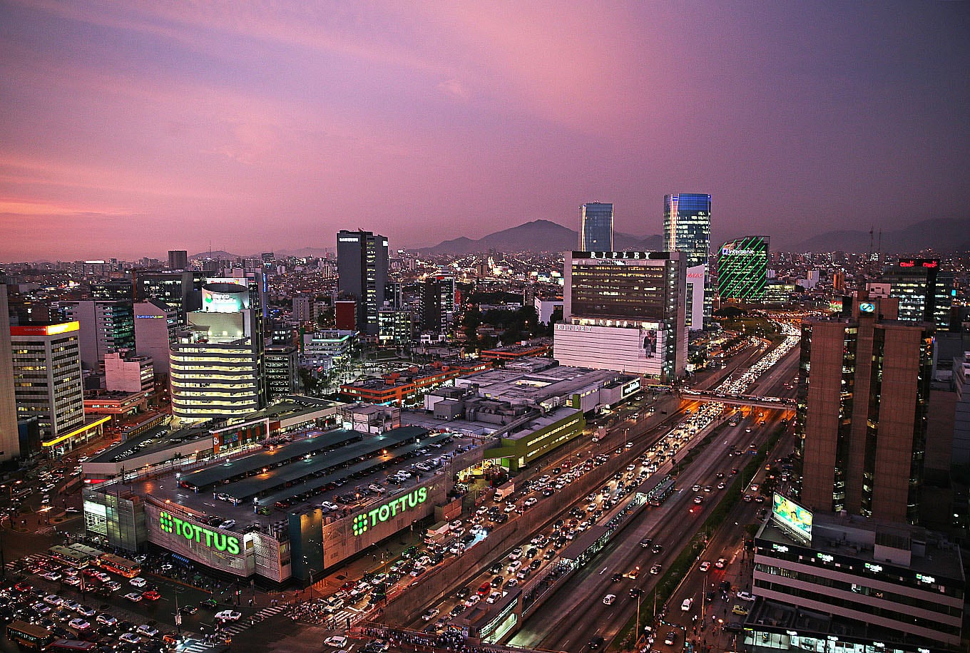 Centro financiero de San Iisdro cuenta con oficinas, bancos, centros comerciales y acceso directo al Metropolitano y avenidas principales como la Vía Expresa. (Foto: GEC)