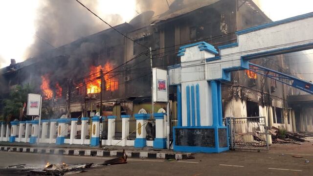 Manifestantes incendian elParlamento en la Papúa indonesia | FOTOS