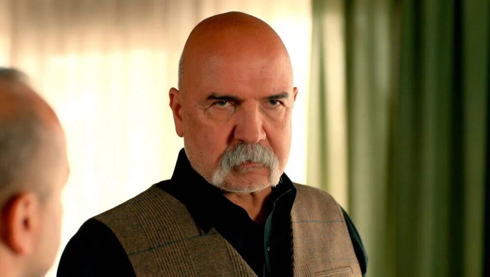 Asesinan a Çolak en presencia de Züleyha en "Tierra amarga" (Foto: Tims & B Productions)