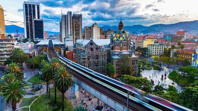¿Cuánto cuesta viajar de Lima a Medellín, Colombia?