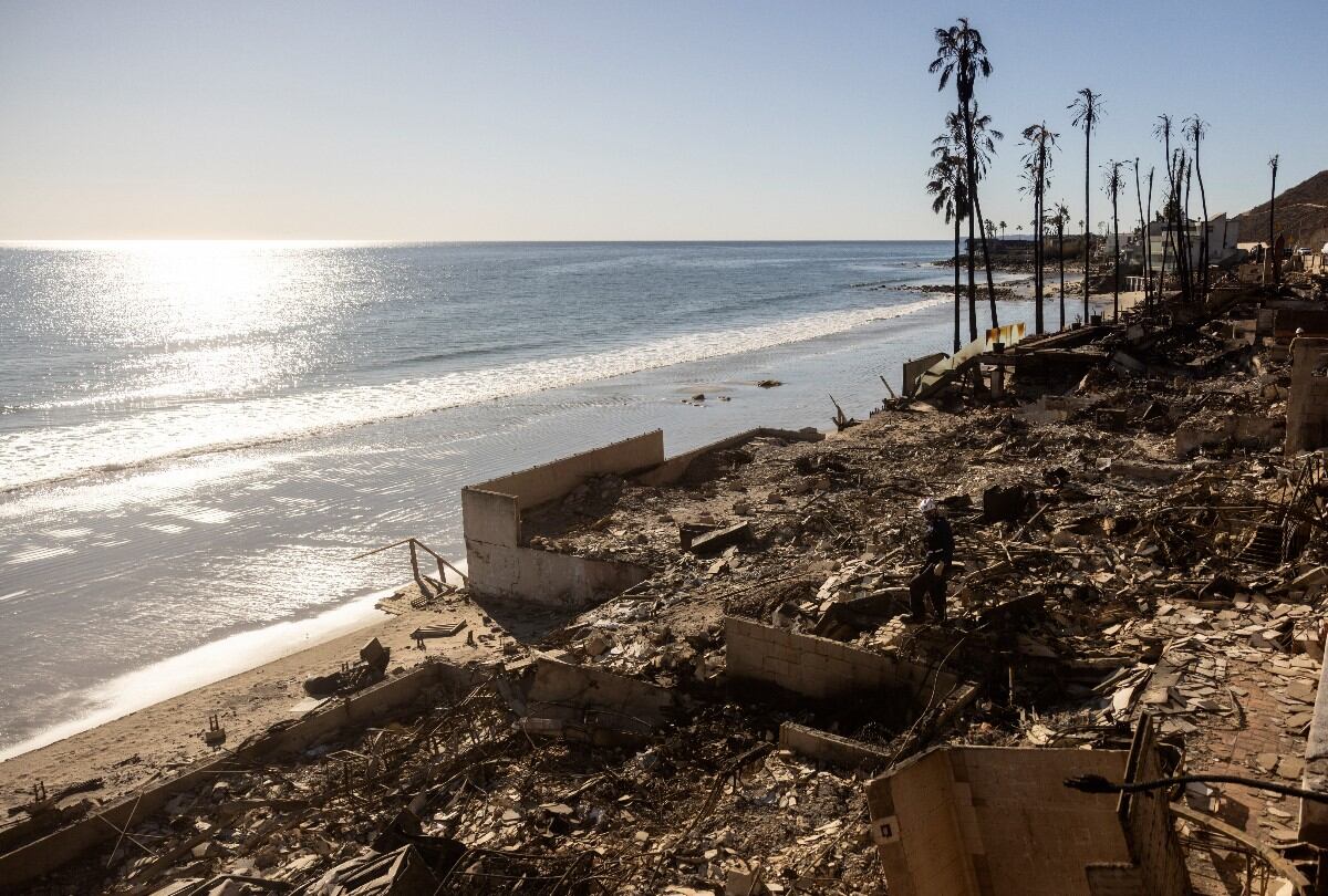La crisis inmobiliaria tras los incendios en California: un experto asegura que la mayoría de residentes afectados no podrá reconstruir sus hogares. (Foto: ETIENNE LAURENT / AFP)