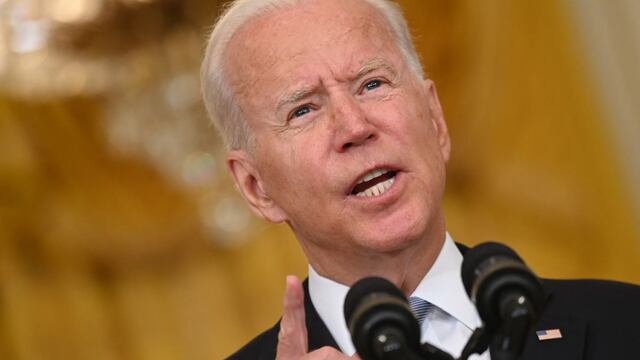 Biden advierte a los talibanes que EE.UU. defenderá a su gente con una “fuerza devastadora” 