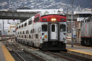 El tren Lima–Chosica se atasca antes de arrancar: errores técnicos y otro choque entre el MTC y la MML