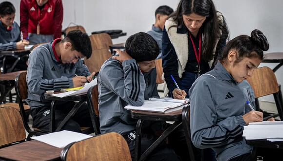Los menores que forman parte de las selecciones juveniles del Perú reciben reforzamiento de clases escolares para no descuidar sus estudios. (Foto: FPF)