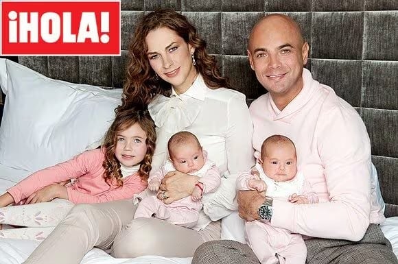 Jorge Poza al lado de su esposa Vivianne Garzon y sus tres hijas en la portada oficial de una famosa revista (Foto: ¡Hola!)