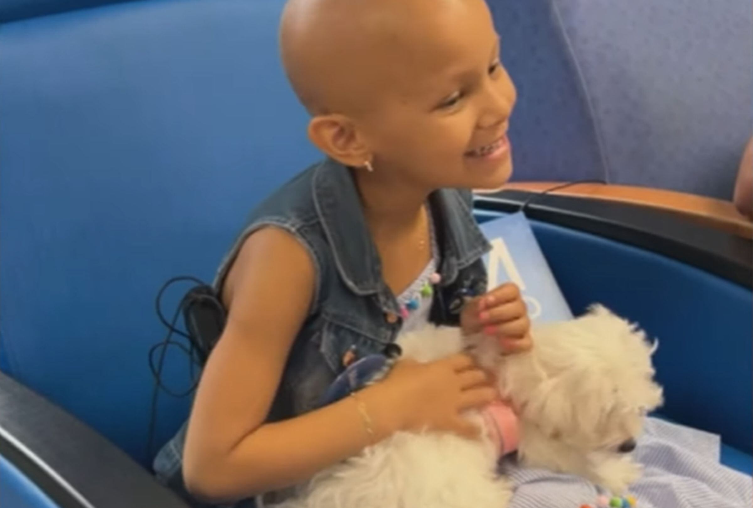 Esta imagen permite apreciar a la paciente de cáncer de 5 años muy feliz por haber recibido un perro como obsequio. (Foto: Broward Health e Inside Edition / YouTube)