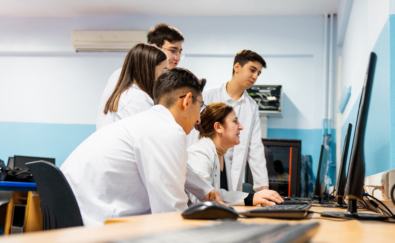 Es fundamental generar un entorno en el que los jóvenes se sientan escuchados, sin imposiciones ni juicios. No existen carreras menores ni decisiones equivocadas cuando hay vocación y compromiso.