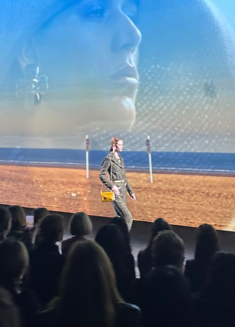 El desfile contó con 72 looks que destacaron por las clásicas siluetas estructuradas en muchas prendas sastre (maxiabrigos delgados, sacos largos y faldas largas) así como en la muestra de otras propuestas más relajadas, con movimiento y caída.
(Foto: Jacques Burga)