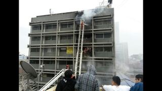Incendio consume cuatro pisos de almacén en el Cercado