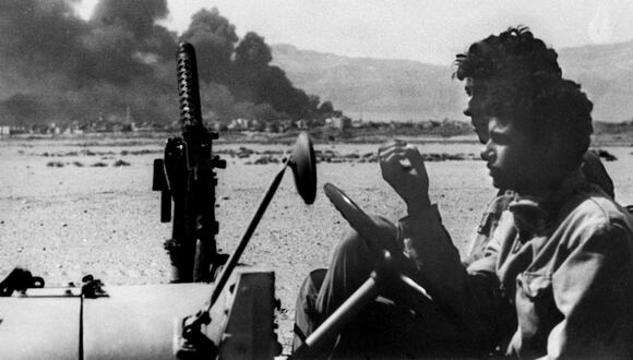 Soldados israelíes patrullaron el 14 de marzo de 1969 a lo largo del Canal de Suez, donde la tensión aún era muy alta con el ejército egipcio. (Foto de AFP)
