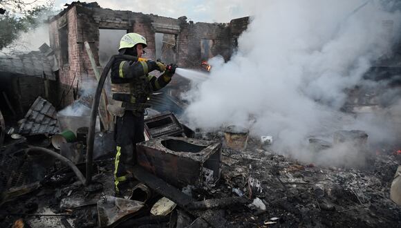 Los bomberos apagan un incendio en una casa tras un ataque con drones rusos en los suburbios de Kharkiv, el 21 de mayo de 2024, en medio de la invasión rusa en Ucrania. (Foto de SERGEY BOBOK / AFP).