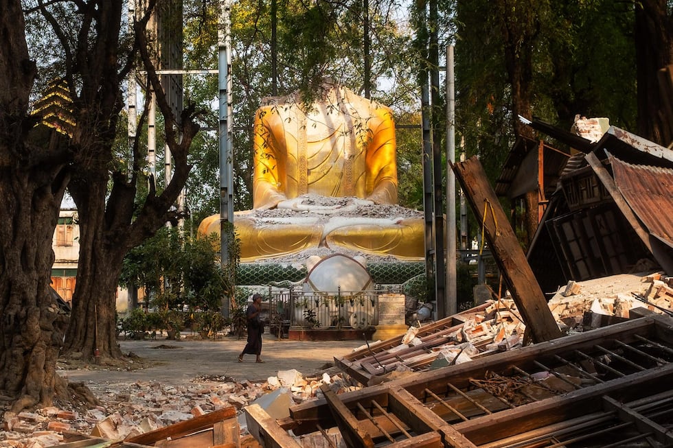 Una persona pasa junto a una escultura de Buda en un templo dañado por el terremoto en Mandalay, Myanmar, el 31 de marzo de 2025. (EFE/EPA).
