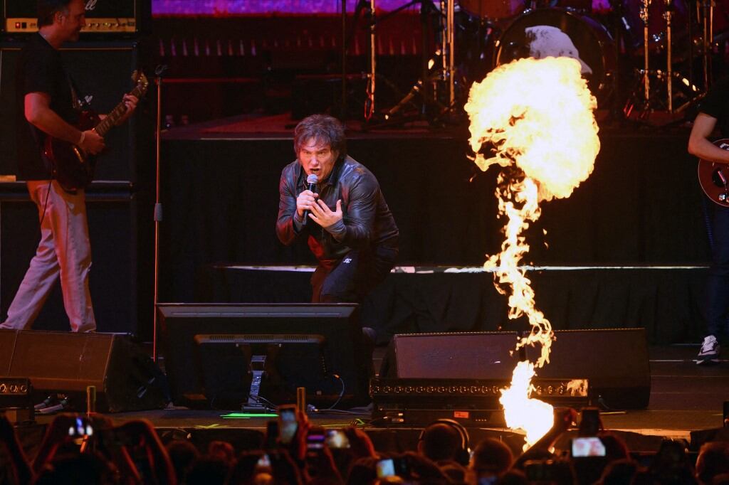 Javier Milei sabe explotar su imagen. Incluso se lo ha visto cantando en un escenario, rodeado de multitud, durante el último periodo de campaña". (Foto: AFP)