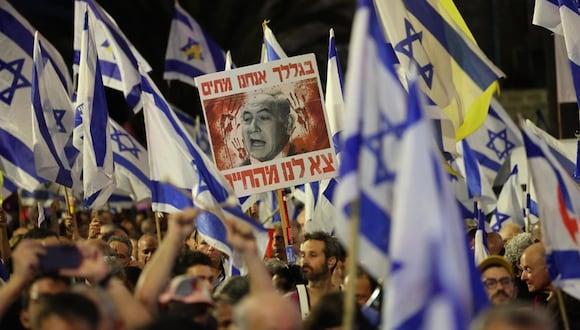 Manifestantes antigubernamentales se reúnen frente a la residencia del primer ministro israelí, Benjamin Netanyahu, en Jerusalén, el 4 de julio de 2024 | Foto: EFE/EPA/ABIR SULTAN
