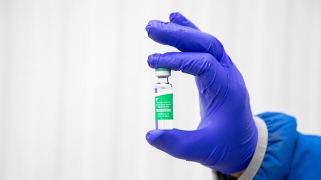 Coronavirus: Canadá ahora recomienda usar vacuna de AstraZeneca para las personas de 65 años