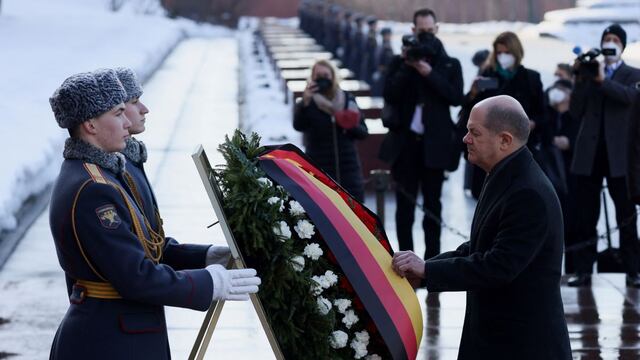 Scholz rechaza una PCR rusa y se hace el test de coronavirus en la embajada de Alemania en Moscú