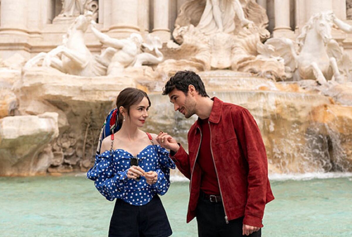 Emily Cooper (Lily Collins) recorre Roma en compañía de Marcello (Eugenio Franceschini) en la segunda parte de la temporada 4 de "Emily in Paris" (Foto: Netflix)